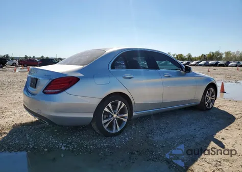 2015 Mercedes-Benz C 300 4Matic z USA, uszkodzony, nr VIN 55SWF4KB8FU022903